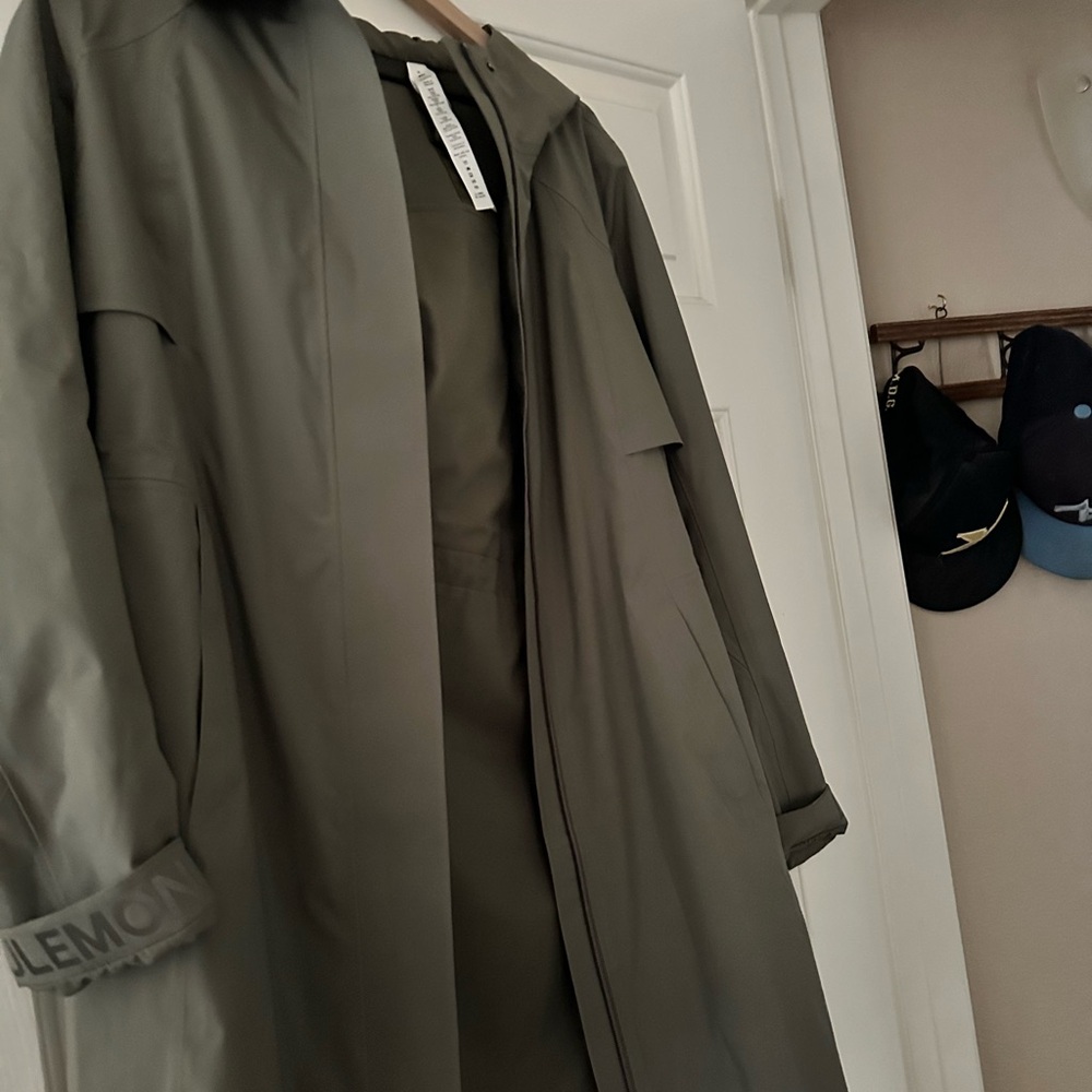 lululemon athletica  jacket with hood REBEL RAINCOAT
rainforest green 
Like New